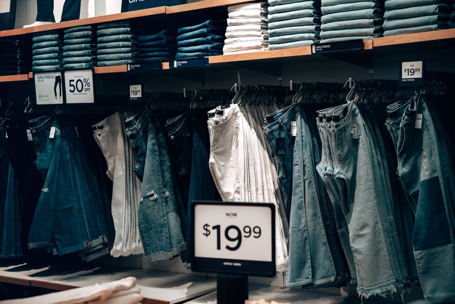 Explore uma coleção de denim estilosa em uma boutique em Miami, apresentando jeans com descontos.